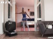 外国老汉老牛吃嫩草在家嫖了个无毛雏妞