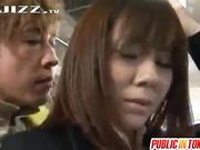 日本公交真实性侵 - 大屁股少妇丝袜被射满了精液