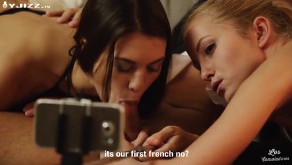 金发裸体妞自拍杆记录黑丝闺蜜的高潮一刻