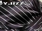 现在的小女孩太敢玩了 嫩逼被一群色男插入