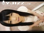 刚谈的女朋友在洗手间给我口,害羞的捂住了脸