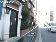 俊俏学生妹被坏人尾随拖到公厕猥亵轮奸