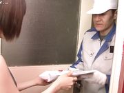 妙龄美女家中自慰,被快递员冲进屋内搞到喷水