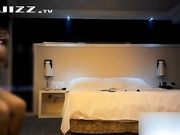 两个猥琐男职员3P轮奸丰满漂亮的女社长