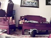 老婆怀疑老公有外遇在家偷装摄像头 不料却拍到他和自己妹妹看电视时在沙发茶几上做爱