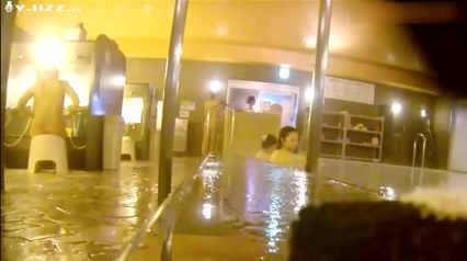 针孔摄像头偷拍某大学浴室美女学生洗澡身材很棒哦