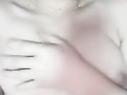 逼逼没长几根毛毛的辫子女主播拿着自拍杆和男友啪啪