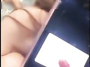 上次在办公室玩露出直播的妹子拿了把大剪刀说要卖逼毛一块钱一根