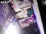 大雪纷飞撑着雨伞露天看乡下草台班子的精彩表演