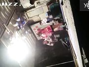 大雪纷飞撑着雨伞露天看乡下草台班子的精彩表演