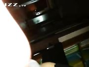 性感漂亮的秘书进来送文件时趁机勾引她