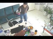 黑客破解摄像头 公司女财务和经理经常趁着没人在办公室沙发和椅子上偷情