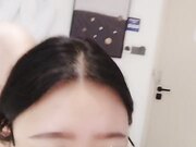 穿着灰色吊带的妹妹戴着她的大镜子给我口爆 自己上来观音坐莲 后入啪啪啪