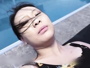 骚少妇在泳池边给老外舔鸡巴 接着干骚穴插屁眼从天亮干到天黑