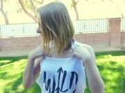 滑板少女在户外让不认识的大学小伙操她的紧致小b