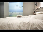 镜头前特写口交穿着内裤摸穴 双腿肩上扛抽插猛操