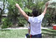 夏洛特和肯纳詹姆斯与继父一起享受户外乐趣