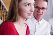 继父在妈妈面前操火辣的青少年