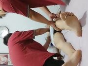 月黑风高来探险两个男技师特殊服务女客户3P 抬腿肩上扛抽插 两男轮换着操