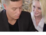 肮脏的娇小婊子骑着她老师的公鸡摇摆