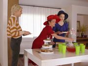 有着年轻肉体的女孩车半路抛锚了寻求帮助