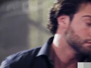 两个强壮的学生在教室轮奸学妹