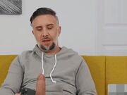 猛男用大鸡巴诱惑荡妇打炮颜射