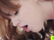 红发白嫩少女决定与哥哥来场畅快淋漓的性爱