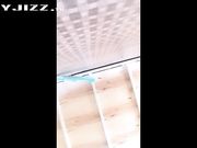 大胸学妹趁着宿舍没有其它人直播玩逼逼随便揉几下就出淫水