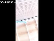 大胸学妹趁着宿舍没有其它人直播玩逼逼随便揉几下就出淫水