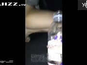 这个厉害了 男士往瓶子里尿容易 见识一下无毛逼女士是如何尿到瓶子里的