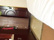 约炮农村小妹偷拍她洗澡