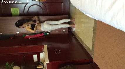 约炮农村小妹偷拍她洗澡