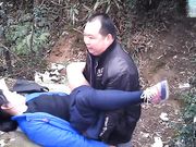 胖哥和野鸡在公园小山上苟合