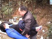 胖哥和野鸡在公园小山上苟合