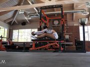 十几岁的艾米丽·威利斯在自慰时发现了她的懦弱