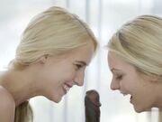 看到闺蜜在舔硕大的鸡巴美女内心躁动也加入进去争相吸允