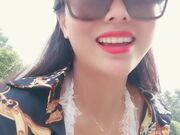 勾搭路人像个母狗一样撅着让后入草逼爆菊站着喷尿