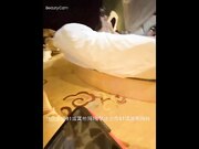 绿帽带漂亮淫妻SPA第七部 EDG冠军之夜找单男疯狂玩3P