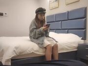 装嫩的已婚少妇脱下衣服秒变淫娃