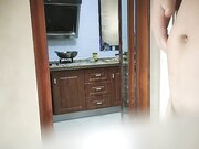 幸福甜蜜的小夫妻做饭间隙调情啪啪近距离特写干完开饭