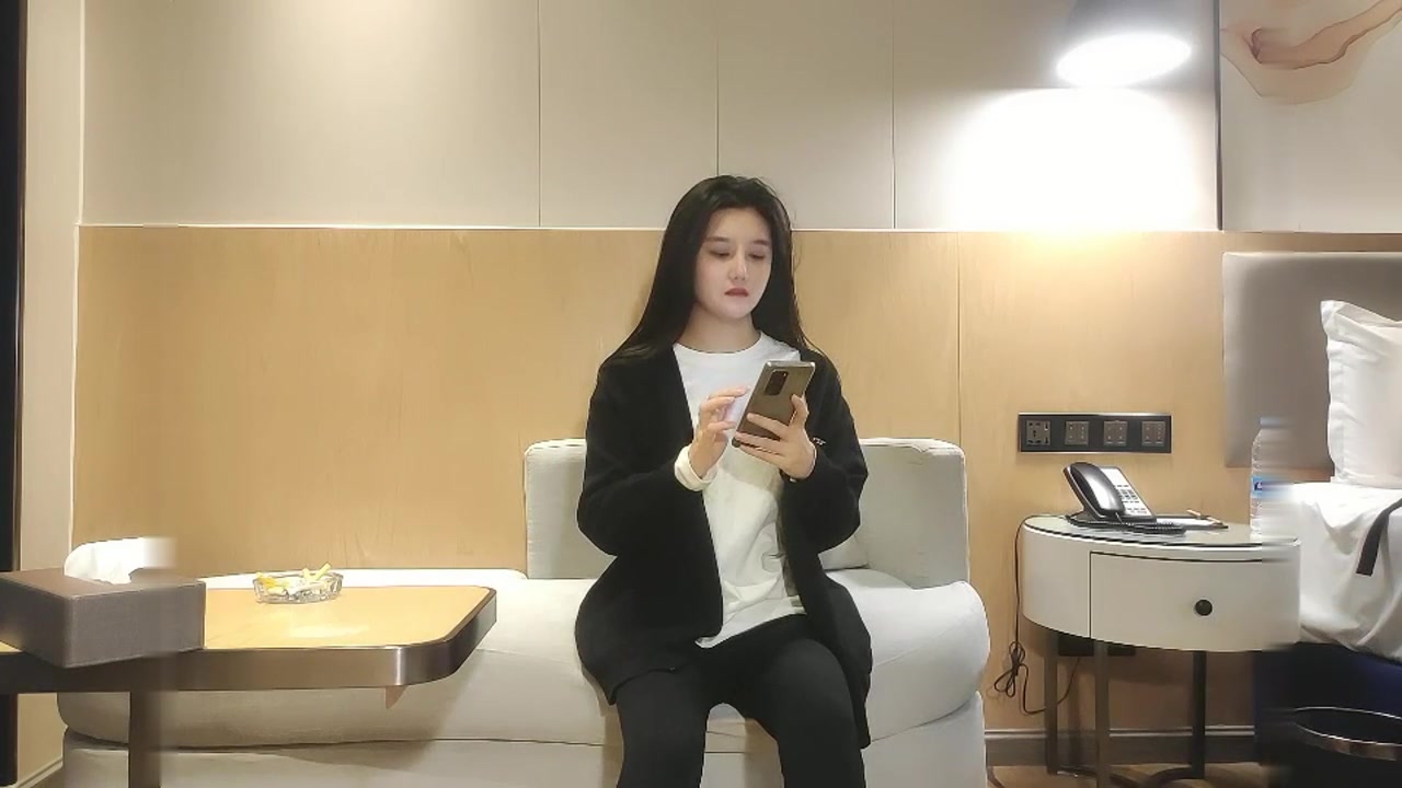 外围女甜美脸蛋高挑身材干一半突然来人把她俩吓一跳