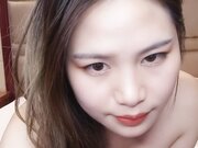 粉嫩极品巨乳小姐姐开房上位骑乘自己动01