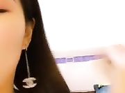 大奶尤物穿着紫色性感情趣内衣和狼友互动