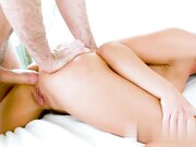 阿德里安娜·切奇克把她当成一个肮脏的女孩