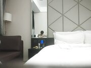 约牛仔裤美妞超近视角深喉扣穴很敏感后入撞击