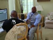 被两只怪物公鸡摧毁的小女孩