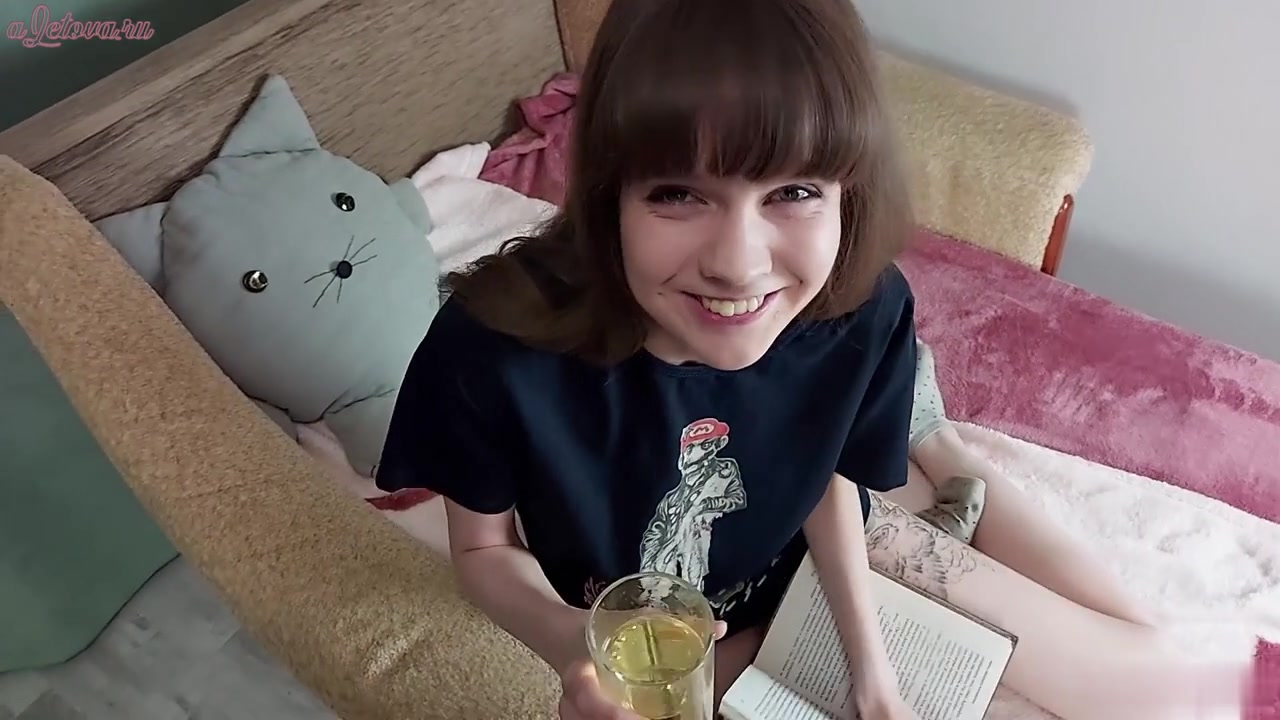 超靓女孩喜欢喝尿重口味性爱拿着杯子接尿深喉