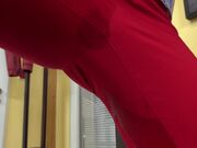 高跟少妇尿急裤子没脱就尿出来了手指插逼高潮