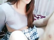 甜美骚骚小妞和小男友居家操逼短裙骑在身上